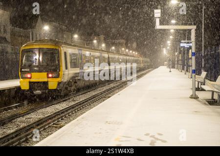 London Greenwich, Großbritannien. Januar 2025. Wetter in Großbritannien: Der erste Schnee traf London dieses Wochenende, wo der südöstliche Zug scheinbar normal verkehrte, Südostengland. Quelle: Glosszoom/Alamy Live News Stockfoto