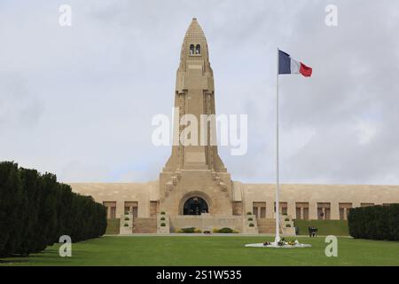 Ossuary Ossuaire de Douaumont zum Gedenken an die Schlacht von Verdun, Maas, Frankreich, Europa Stockfoto