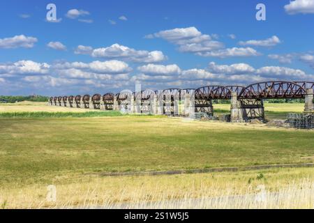 Historische Eisenbahnbrücke in Doemitz, die an der Elbe endet und als Denkmal für Krieg und Teilung in Deutschland steht. Historische Eisenbahnbrücke in Doemitz Stockfoto