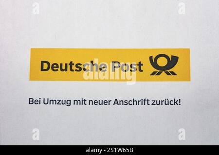 HUETTENBERG, Deutschland 15. 03. 2022 – Deutsche Post DHL auf weißem Umschlag. Die Deutsche Post DHL ist der weltweit größte Kurierdienst c Stockfoto