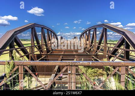 Historische Eisenbahnbrücke in Doemitz, die an der Elbe endet und als Denkmal für Krieg und Teilung in Deutschland steht. Historische Eisenbahnbrücke in Doemitz Stockfoto