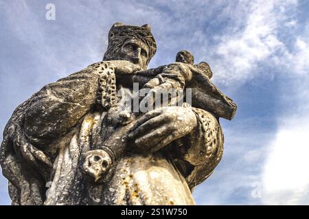 Statue des Heiligen Johannes von Nepomuk auf der Alten Lahnbrücke in Limburg an der Lahn, Hessen, Deutschland Stockfoto