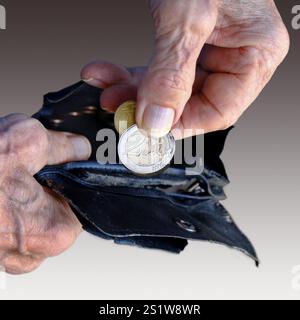 Die zerknitterten Finger eines alten Mannes entfernen eine 2-Euro-Münze aus einer abgenutzten Geldbörse. Auf braunem Verlauf belichtet. Quadratisches Format. Die zerknitterten Finger eines o Stockfoto