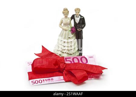 Hochzeitspaar mit 500 Euro Schein auf hellem Hintergrund Stockfoto