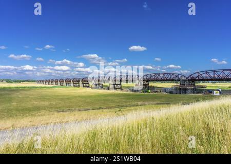 Historische Eisenbahnbrücke in Doemitz, die an der Elbe endet und als Denkmal für Krieg und Teilung in Deutschland steht. Historische Eisenbahnbrücke in Doemitz Stockfoto