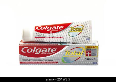WETZLAR, Deutschland 14.07.2022: Colgate Zahnpasta in einer Box. Colgate ist eine Marke von Zahnpasta, die von Colgate-Palmolive hergestellt wird Stockfoto