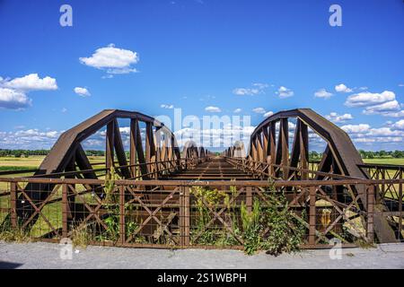 Historische Eisenbahnbrücke in Doemitz, die an der Elbe endet und als Denkmal für Krieg und Teilung in Deutschland steht. Historische Eisenbahnbrücke in Doemitz Stockfoto