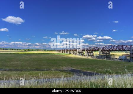 Historische Eisenbahnbrücke in Doemitz, die an der Elbe endet und als Denkmal für Krieg und Teilung in Deutschland steht. Historische Eisenbahnbrücke in Doemitz Stockfoto