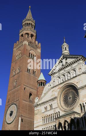 Hauptfassade und Torrazzo (Glockenturm), Kathedrale von Cremona, Cattedrale di Cremona, Lombardei, Lombardei, Italien, Europa Stockfoto