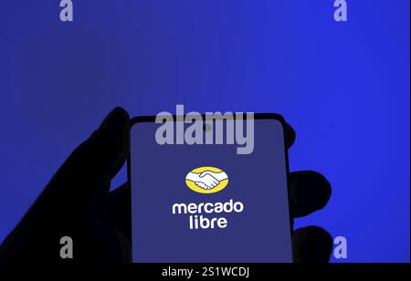 Mobiltelefon mit Logo des argentinischen E-Commerce-Unternehmens Mercado Libre Inc. Auf dem Bildschirm vor der Business-Website. Konzentrieren Sie sich auf die Mitte des Telefondisplays. Stockfoto