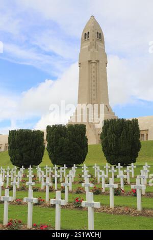 Friedhof und Ossarium Ossuaire de Douaumont zum Gedenken an die Schlacht von Verdun, Maas, Frankreich, Europa Stockfoto