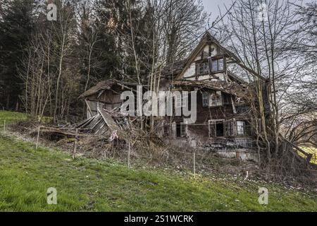 Außenansicht eines 300 Jahre alten, jahrzehntelang unbewohnten und abgerissenen Bauernhauses, Kriens, Luzern, Schweiz, Europa Stockfoto