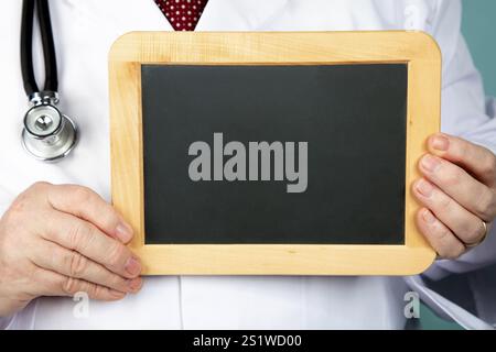 Arzt hält leere Tafel im Detail Stockfoto