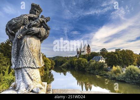 Statue des Heiligen Johannes von Nepomuk auf der Alten Lahnbrücke in Limburg an der Lahn, Hessen, Deutschland Stockfoto