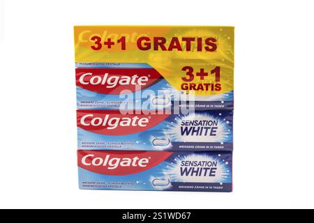 WETZLAR, Deutschland 14.07.2022: Colgate Zahnpasta in einer Box. Colgate ist eine Marke von Zahnpasta, die von Colgate-Palmolive hergestellt wird Stockfoto