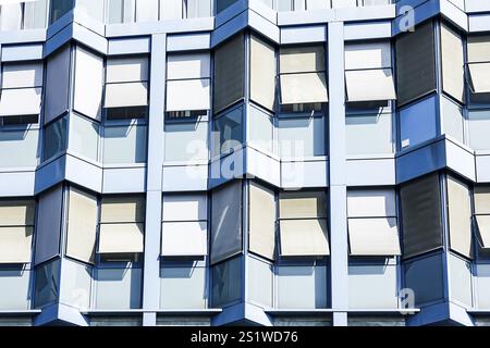 Vordere Fassade eines modernen blauen Buerogebaeudes mit architektonischem Detail eines Bogenfensters im Vollrahmen Stockfoto