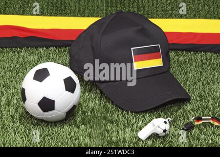 Fußball-Merchandise auf grünem Hintergrund Stockfoto