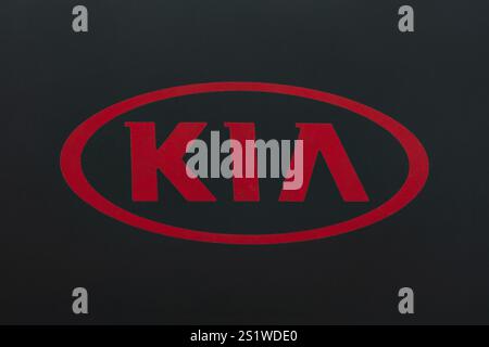 WETZLAR, DEUTSCHLAND 14.07.2022: KIA CAR LOGO. Kia Motors ist Südkoreas zweitgrößter Automobilhersteller Stockfoto