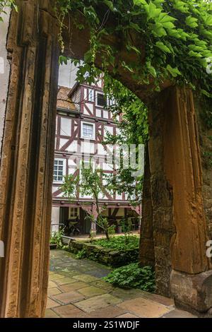 Malerischer Blick auf die historische Stadt Marburg in Deutschland mit wunderschönen alten Gebäuden Stockfoto