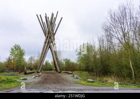 Das Kyrilltor in Brilon im Sauerland ist am Beginn des Wanderweges Rothaarsteig und erinnert an die Sturmkatastrophe vor vielen Jahren. Th Stockfoto