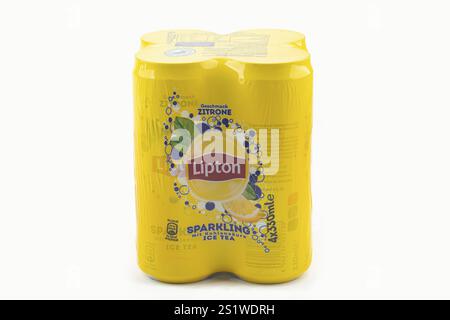 WETZLAR, Deutschland 14.07.2022: DOSENEISTEE LIPTON. Lipton Ice Tea Drink in einer Dose isoliert auf weißem Hintergrund. Lipton Ice Tea ist eine Marke, die von Lipt verkauft wird Stockfoto