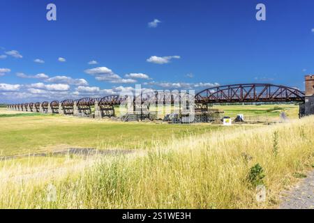 Historische Eisenbahnbrücke in Doemitz, die an der Elbe endet und als Denkmal für Krieg und Teilung in Deutschland steht. Historische Eisenbahnbrücke in Doemitz Stockfoto