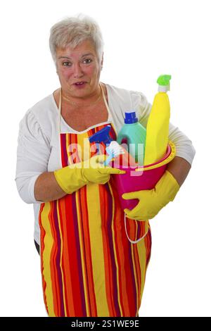 Seniorin mit Putzutensilien - freistehend auf weißem Hintergrund Stockfoto