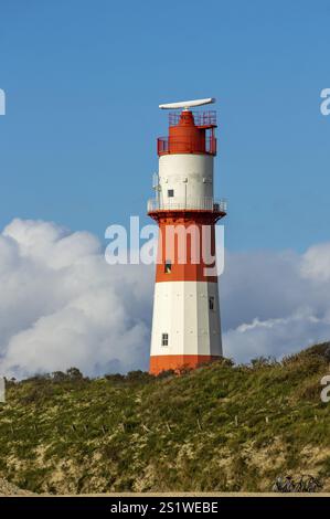 Rot-weißer Leuchtturm auf der insel Borkum mit blauem Himmel Stockfoto