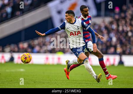 London, Großbritannien. Januar 2025. London, England - 4. Januar: Pedro Porru aus Tottenham während des Spiels der Premier League 2024/25 League zwischen Tottenham Hotspur FC und Newcastle United FC im Tottenham Hotspur Stadium am 4. Januar 2025 in London. (Richard Callis/SPP) Credit: SPP Sport Press Photo. /Alamy Live News Stockfoto