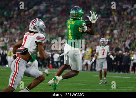 Pasadena, Kalifornien, USA. Januar 2025. Der Oregon Ducks Wide Receiver Traeshon Holden (1) holt sich einen Touchdown im CFP-Viertelfinale zwischen den Oregon Ducks und den Ohio State Buckeyes und beim Rose Bowl in Pasadena, Kalifornien. Obligatorischer Fotokredit: Charles Baus/CSM/Alamy Live News Stockfoto
