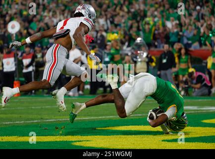 Pasadena, Kalifornien, USA. Januar 2025. Der Oregon Ducks Wide Receiver Traeshon Holden (1) holt sich einen Touchdown im CFP-Viertelfinale zwischen den Oregon Ducks und den Ohio State Buckeyes und beim Rose Bowl in Pasadena, Kalifornien. Obligatorischer Fotokredit: Charles Baus/CSM/Alamy Live News Stockfoto