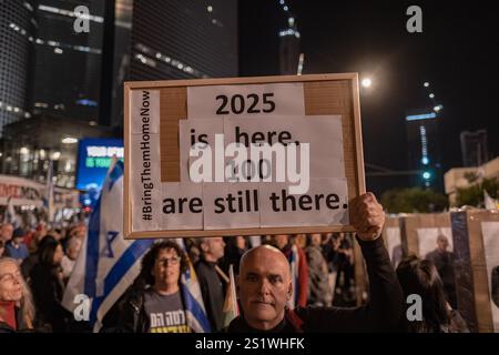 Tel Aviv, Israel. Januar 2025. Demonstranten nahmen die Straßen in Tel Aviv, um für einen gaza-Geiselvertrag zu marschieren. (Kreditbild: © Gaby Schuetze/ZUMA Press Wire) NUR REDAKTIONELLE VERWENDUNG! Nicht für kommerzielle ZWECKE! Stockfoto