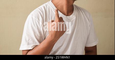 Junger Mann mit Geste TAUB in Gebärdensprache Stockfoto