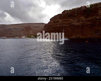 Das Segelboot Saint Helena führt durch die atemberaubende Küstenlandschaft und den Atlantischen Ozean, der die natürliche Schönheit und den maritimen Charme der Insel zeigt. Stockfoto