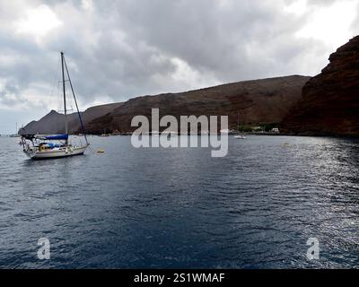 Das Segelboot Saint Helena führt durch die atemberaubende Küstenlandschaft und den Atlantischen Ozean, der die natürliche Schönheit und den maritimen Charme der Insel zeigt. Stockfoto