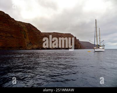 Das Segelboot Saint Helena führt durch die atemberaubende Küstenlandschaft und den Atlantischen Ozean, der die natürliche Schönheit und den maritimen Charme der Insel zeigt. Stockfoto