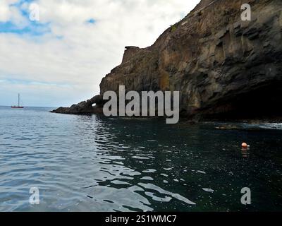 Die Küste von Saint Helena mit klarem türkisfarbenem Wasser und zerklüfteten Felsformationen. Eine friedliche Aussicht, die die unberührte Küste der Insel erfasst. Stockfoto