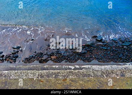 Die zerklüftete vulkanische Küste von Saint Helena steht im Kontrast zu kristallklarem Wasser und zeigt die raue natürliche Schönheit der Insel und die einzigartige Küste Stockfoto