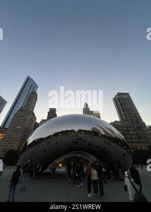 Chicagos legendäres Cloud Gate spiegelt die pulsierende Skyline der Stadt wider Stockfoto