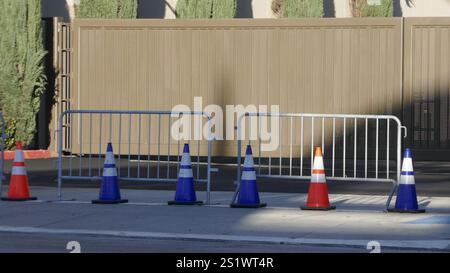 Burbankj, Kalifornien, USA 2. Januar 2025 Sicherheitsbarriere und geschlossener Eingang bei Warner Bros Studios am 2. Januar 2025 in Burbank, Kalifornien, USA. Foto: Barry King/Alamy Stock Photo Stockfoto