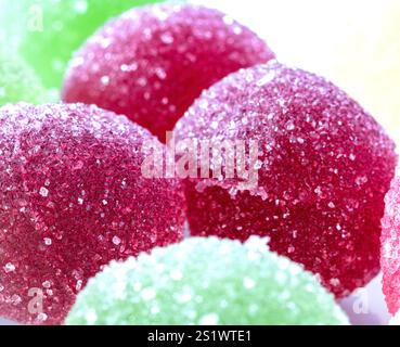 Bunte Marmeladenkugeln auf weißem Hintergrund, Nahaufnahme Stockfoto