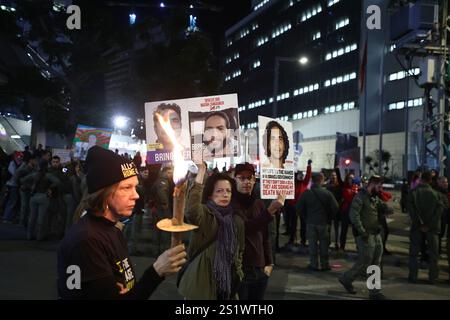 Tel Aviv, Israel. Januar 2025. Israelis nehmen am 4. Januar 2025 in Tel Aviv, Israel, an einem Protest Teil, der einen sofortigen Waffenstillstand in Gaza und die Freilassung israelischer Geiseln fordert. Quelle: Jamal Awad/Xinhua/Alamy Live News Stockfoto