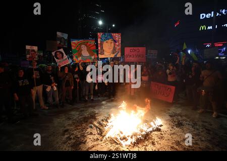 Tel Aviv, Israel. Januar 2025. Israelis nehmen am 4. Januar 2025 in Tel Aviv, Israel, an einem Protest Teil, der einen sofortigen Waffenstillstand in Gaza und die Freilassung israelischer Geiseln fordert. Quelle: Jamal Awad/Xinhua/Alamy Live News Stockfoto