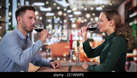 Porträt des romantischen Paares Toasten Rotwein zum Abendessen Stockfoto