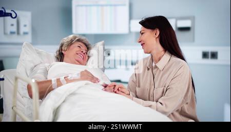 Patient Im Krankenhaus Besuch Nach Familie. Tochter, Die Ältere Mutter Besucht Stockfoto