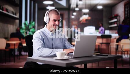 Mann, Der Business-Laptop Online Mit Headset Verwendet Stockfoto