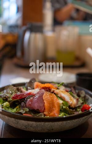 Sashimi-Salat mit Lachs und Thunfisch, serviert auf Teller Stockfoto