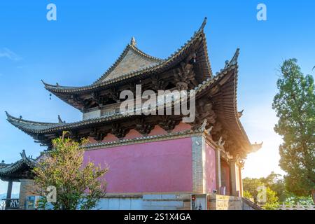 Alte Gebäude am Ufer des Yilóng-Sees im Shiping County, Yunnan, China. Stockfoto