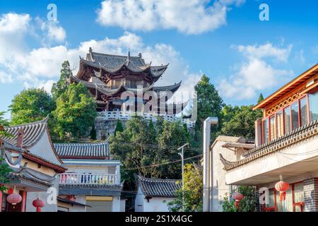 Alte Gebäude am Ufer des Yilóng-Sees im Shiping County, Yunnan, China. Stockfoto