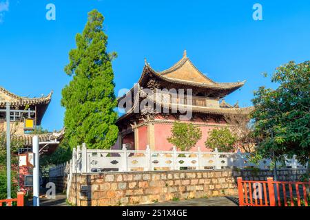 Alte Gebäude am Ufer des Yilóng-Sees im Shiping County, Yunnan, China. Stockfoto